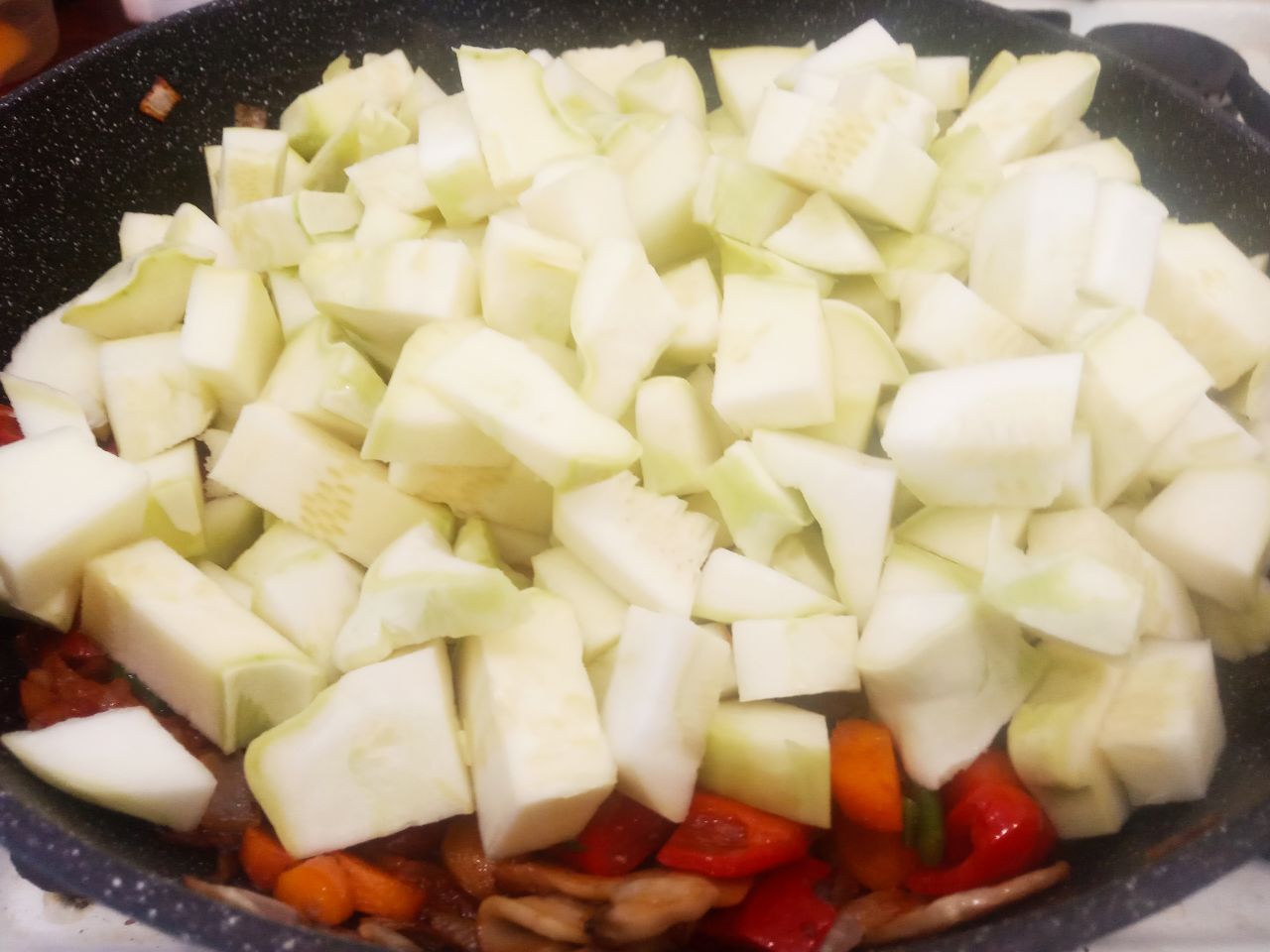 Тушеные патиссоны с овощами и грибами: Выкладываем патиссоны, размешиваем, солим по вкусу, кладем лавровый лист. Накрываем крышкой и на медленном