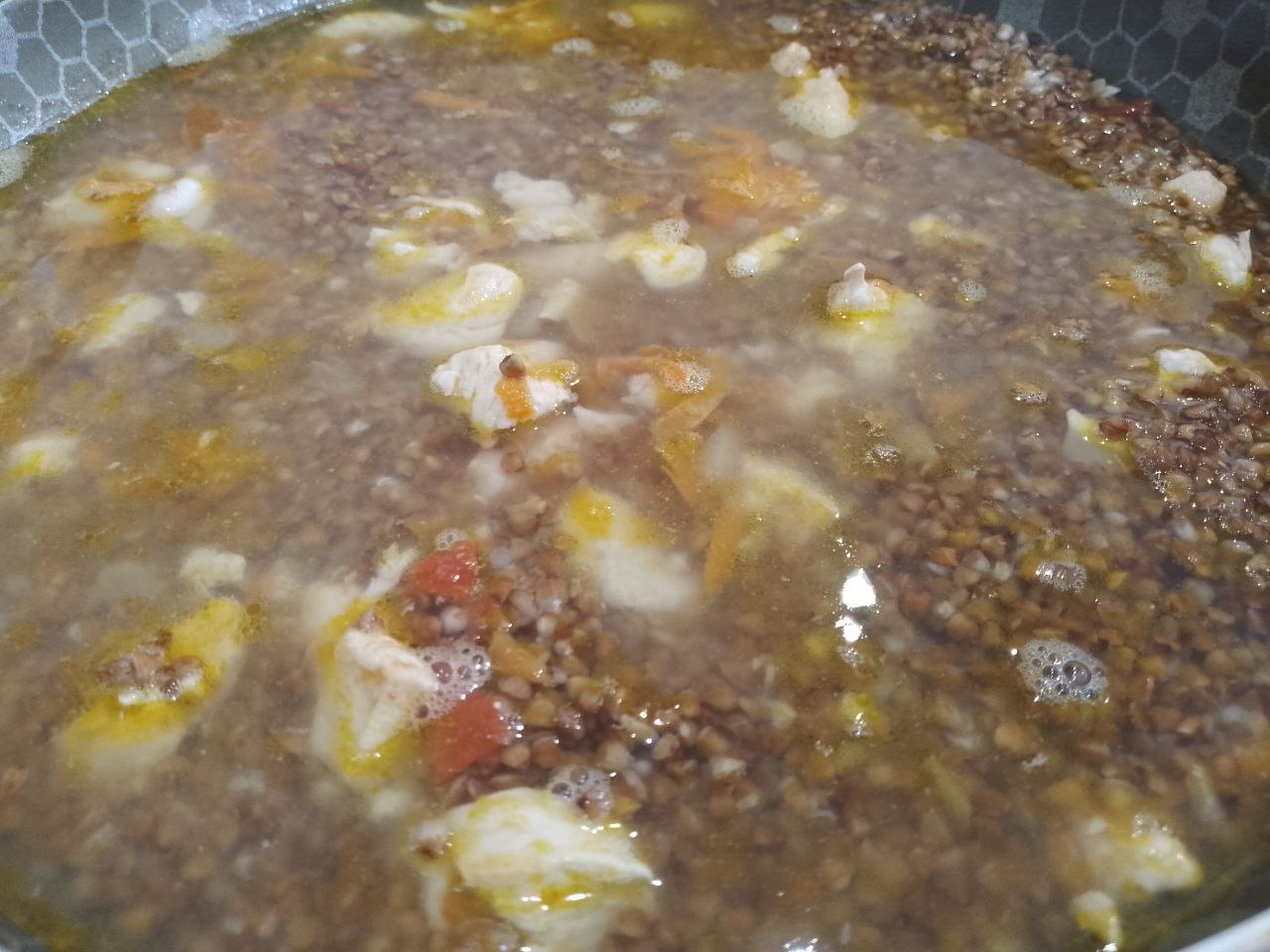 Гречневая каша с овощами и филе, простое и вкусное блюдо: Гречневую крупу промываем в нескольких водах и добавляем в сковороду, перемешиваем.Заливаем горячей водой 600