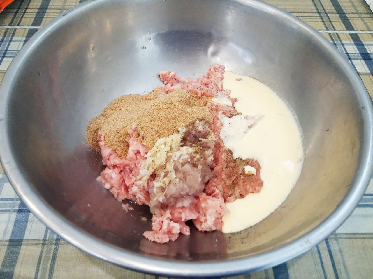 Простой рецепт сочных и нежных мясных котлет: В миску кладем фарш, лук с чесноком, яйца со сметаной, панировочные сухари, солим и перчим по вкусу.