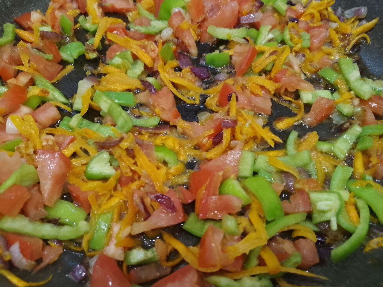 Запеченные в духовке, баклажаны с овощами, фаршем и сыром: Кладем измельченные помидоры и перец, обжариваем.