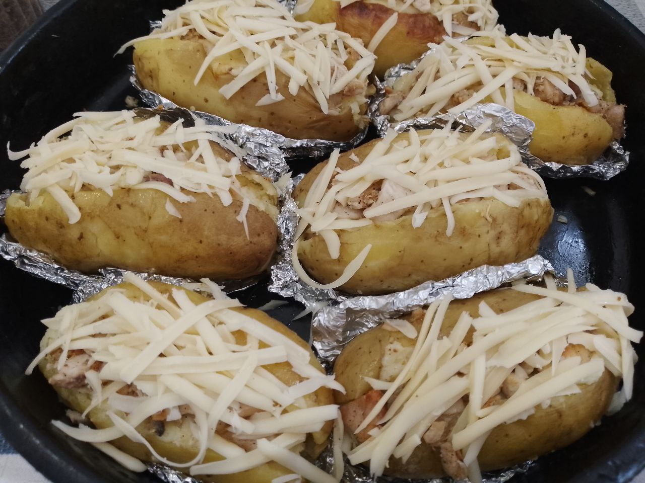 Картошка крошка нежная ароматная и сытная: Укладываем обратно на противень и ставим в разогретую духовку на 15-20 минут.