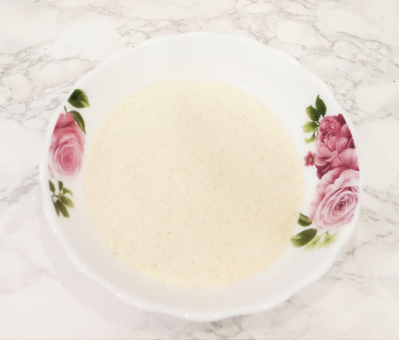 Шоколадное печенье на манной крупе с орехами, рассыпчатое и аппетитное: Муку смешиваем с манной крупой и какао, хорошо перемешиваем.