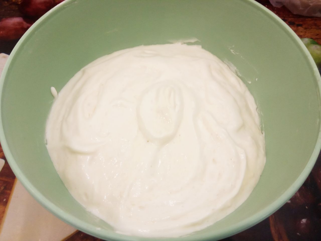 Рулет из бисквитного теста с шоколадом и джемом, вкусный и аппетитный: Добавляем муку в яичную смесь и размешиваем.
