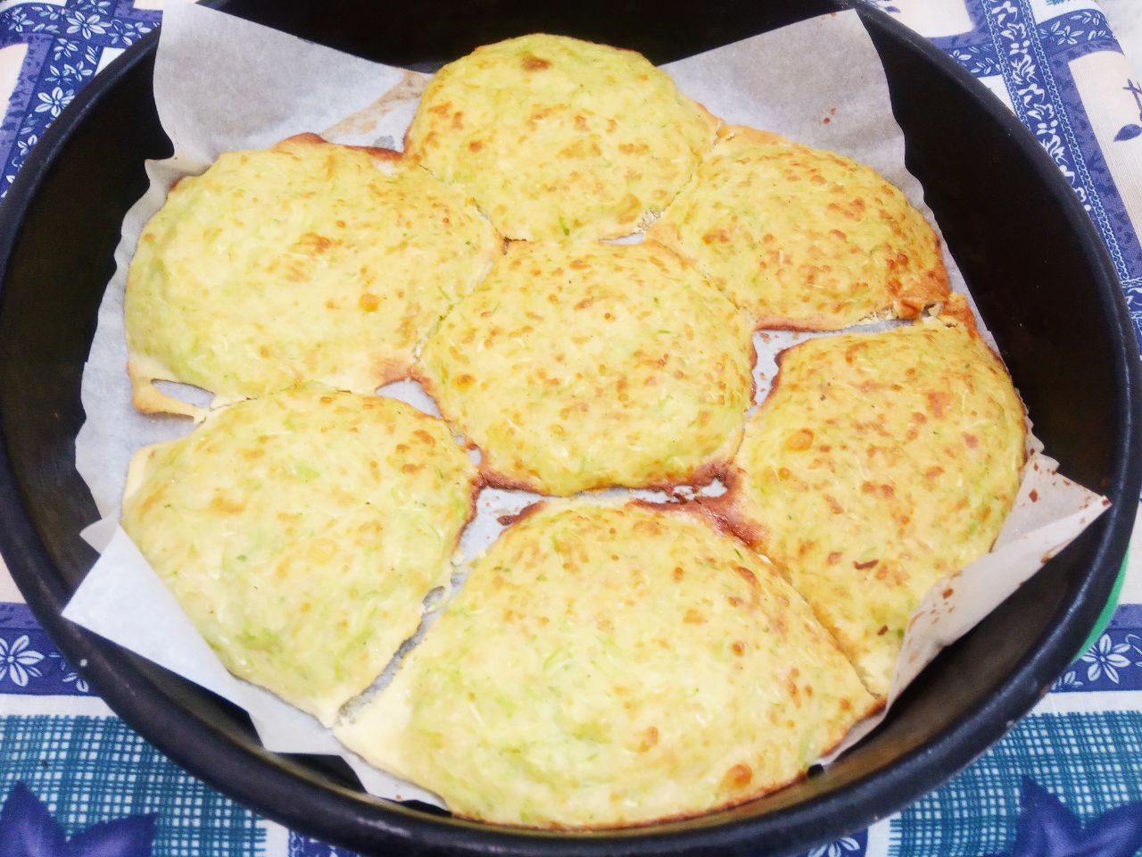 Кабачковые лепешки с сыром и манной крупой запеченные в духовке: Духовку разогреваем до 180 С, ставим противень с лепешками и выпекаем около 30-35 минут, до золотистой