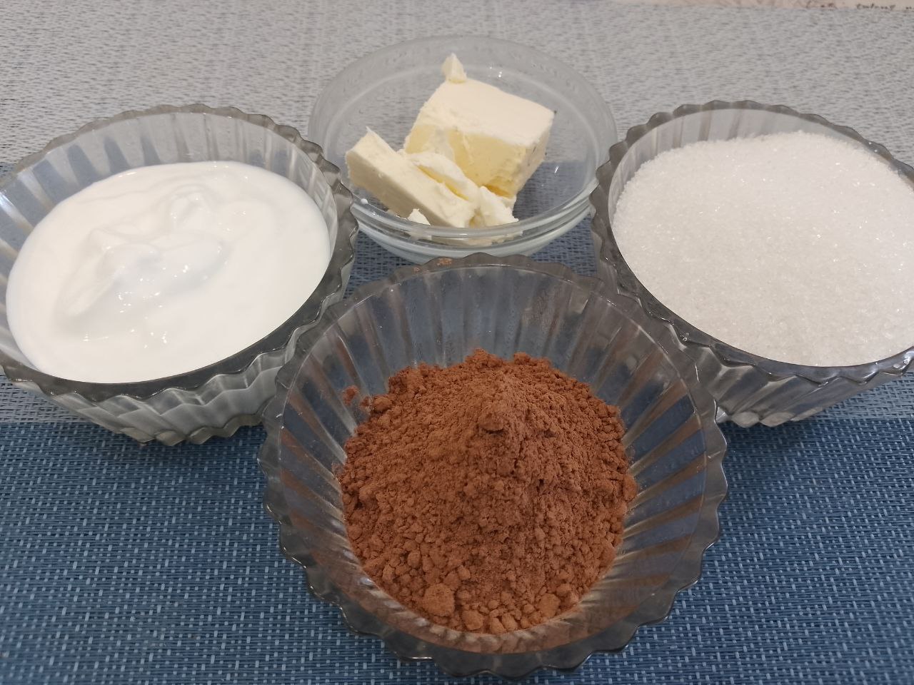 Десерт из творога, изюма и кураги, в шоколадной глазури: Приготовим шоколадную глазурь или шоколад растапливаем на водяной бане со сливочным маслом.