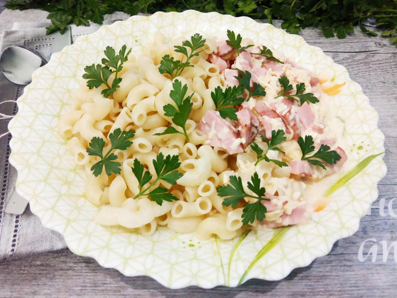 Соус сметанный с сыром и колбасой к макаронам: Разогреваем макароны перед подачей к столу, добавляем соус и посыпаем зеленью.
