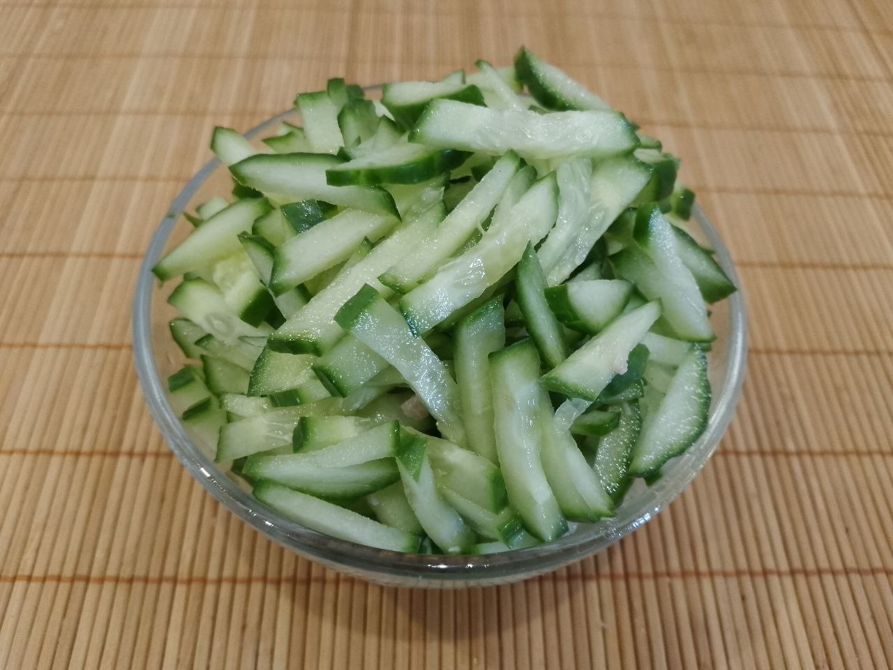 Салат вкусный и сытный из мяса, огурцов и яичных блинов: Огурцы свежие промываем, просушиваем и нарезаем полосками.