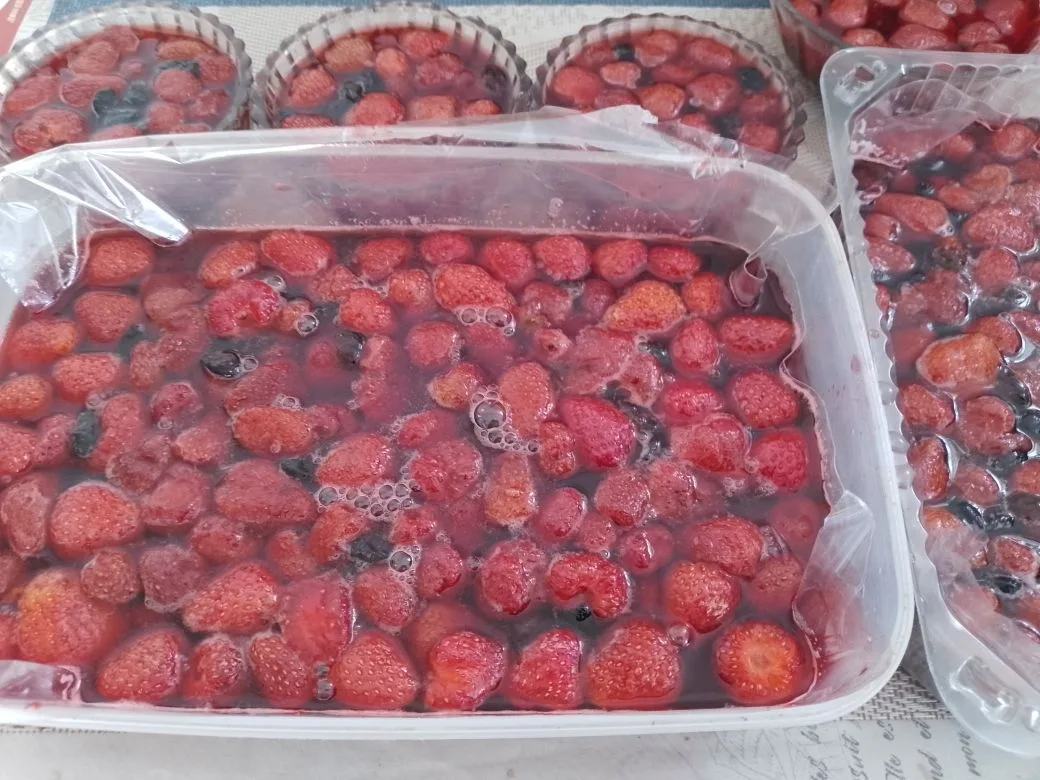 Желе из ягод клубники и жимолости, нежное и вкусное: Форму, контейнер или другую посуду для желе, застилаем пленкой и выливаем желе вместе с ягодами.