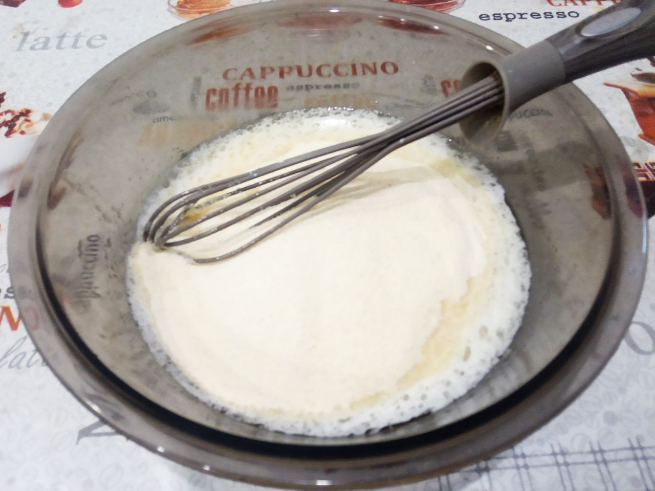 Домашнее печенье из манной крупы, просто и вкусно: Всыпаем манную крупу, размешиваем и оставляем на час для набухания.