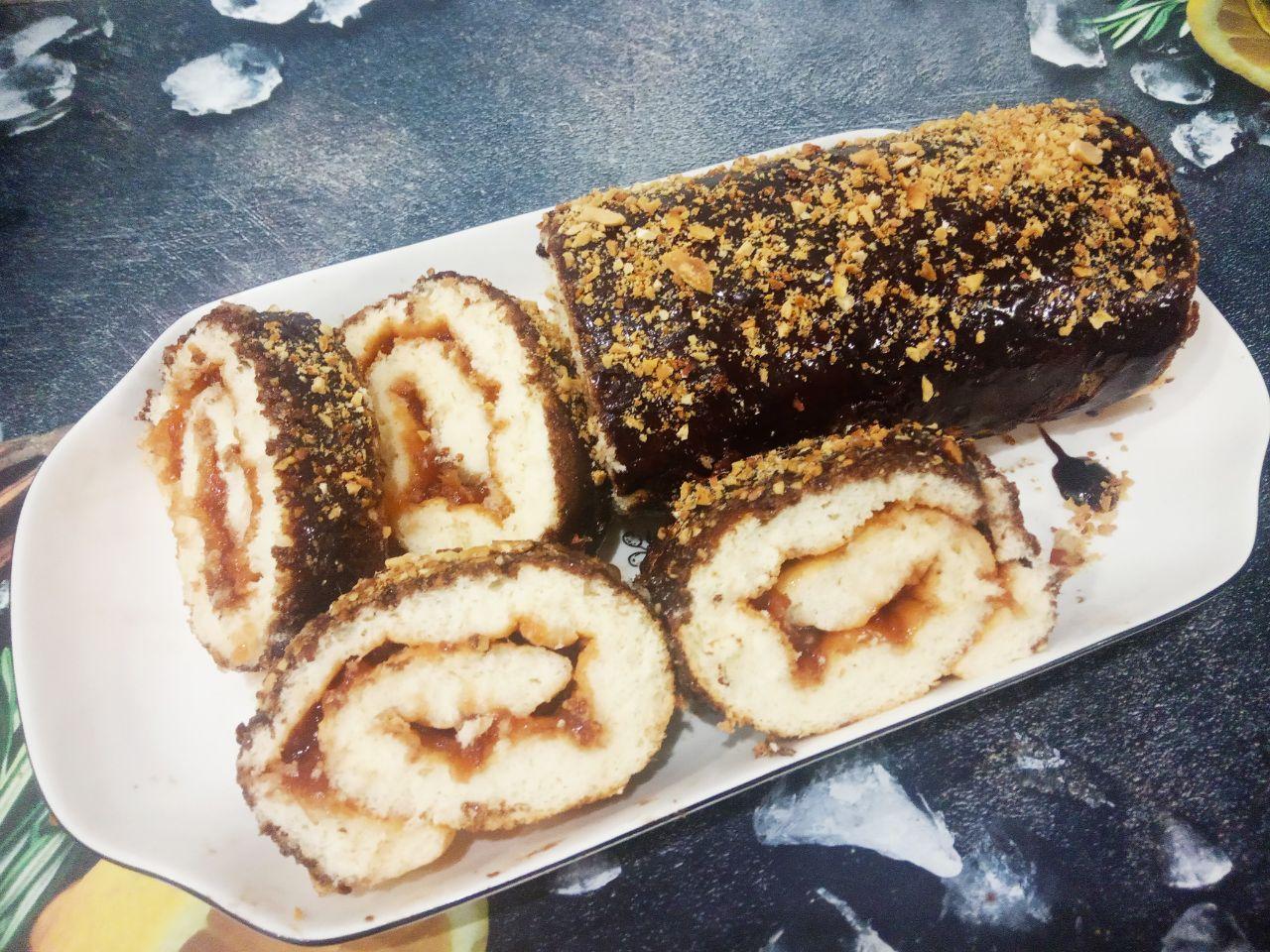 Рулет с яблочным джемом в шоколадной глазури, просто и вкусно: Помещаем рулет в холодильник для застывания глазури. Пред подачей к чаю, разрезаем на порции.