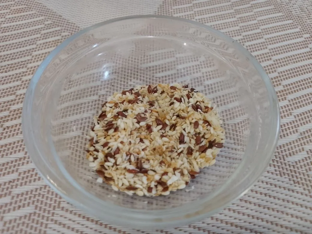 Песочное печенье в сахарной глазури и кунжуте: Сверху печенье посыпаем кунжутом.