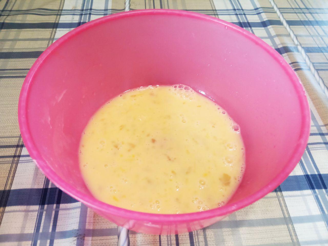 Булочки с сахарной начинкой, просто и вкусно: В емкость или в миску разбиваем два яйца, добавляем растительное масло, измельченный маргарин, соль, сахар и