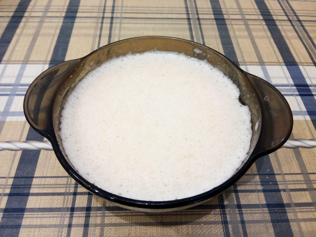 Печенье рулетики к чаю, вкусно и просто: Соду гасим уксусом или лимонной кислотой и добавляем в смесь, размешиваем.