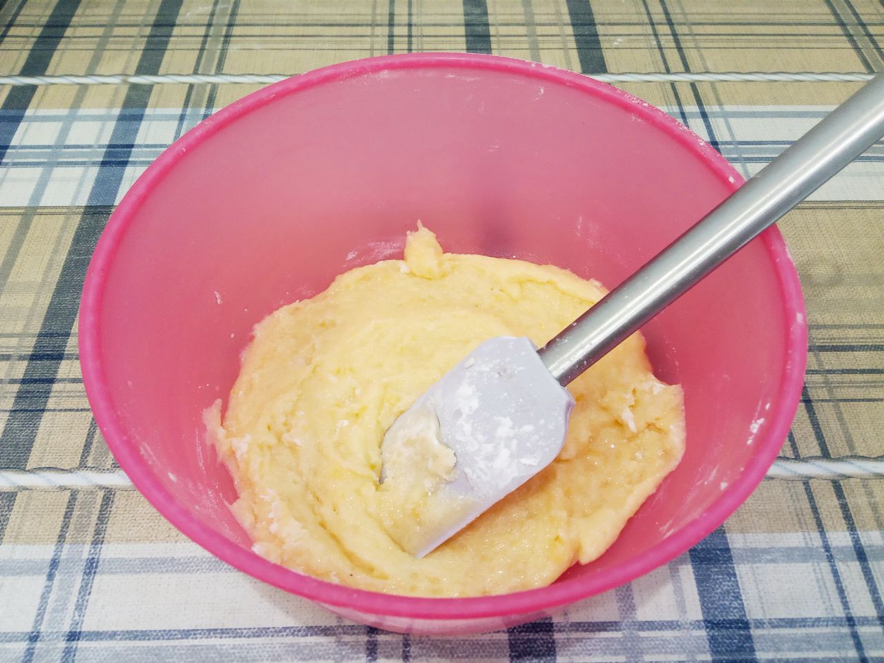 Печенье песочное со сливочным вкусом и в кокосовой стружке: Добавляем крахмал и сухие сливки или молоко, размешиваем до однородного состояния.