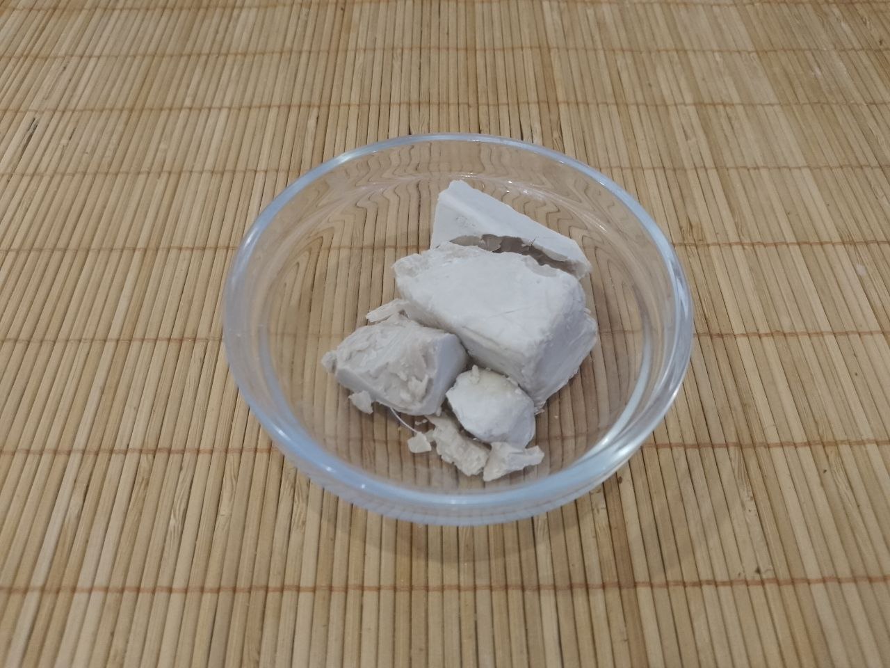 Вкусные и сытные пирожки из дрожжевого теста, с мясной начинкой: Свежие дрожжи измельчаем или используем сухие дрожжи 10 г. Молоко подогреваем до теплого состояния и в