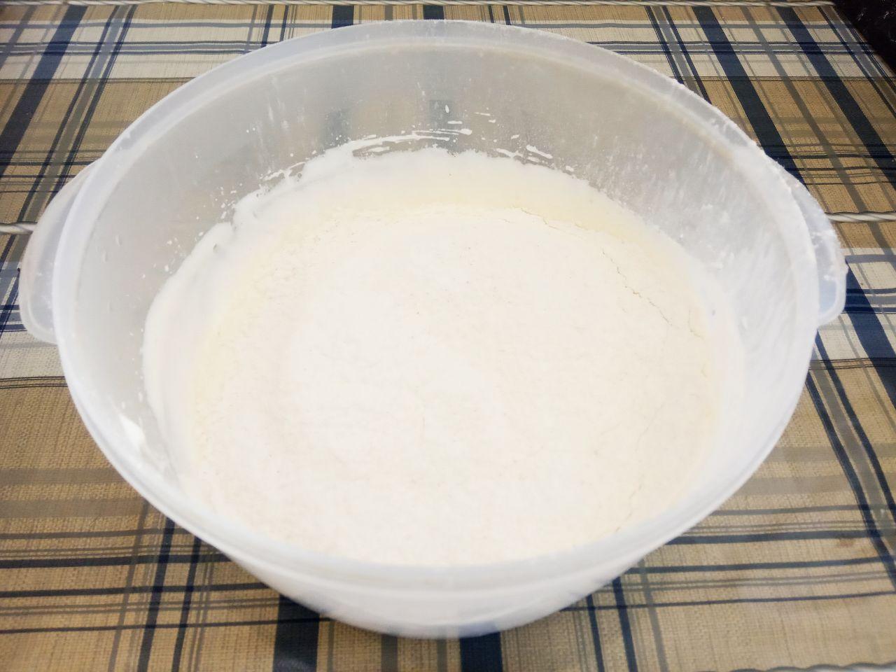 Кексы из бисквитного теста, быстро и вкусно: Муку просеиваем через мелкое сито и за два приема добавляем в яичную массу, осторожно размешиваем снизу вверх.