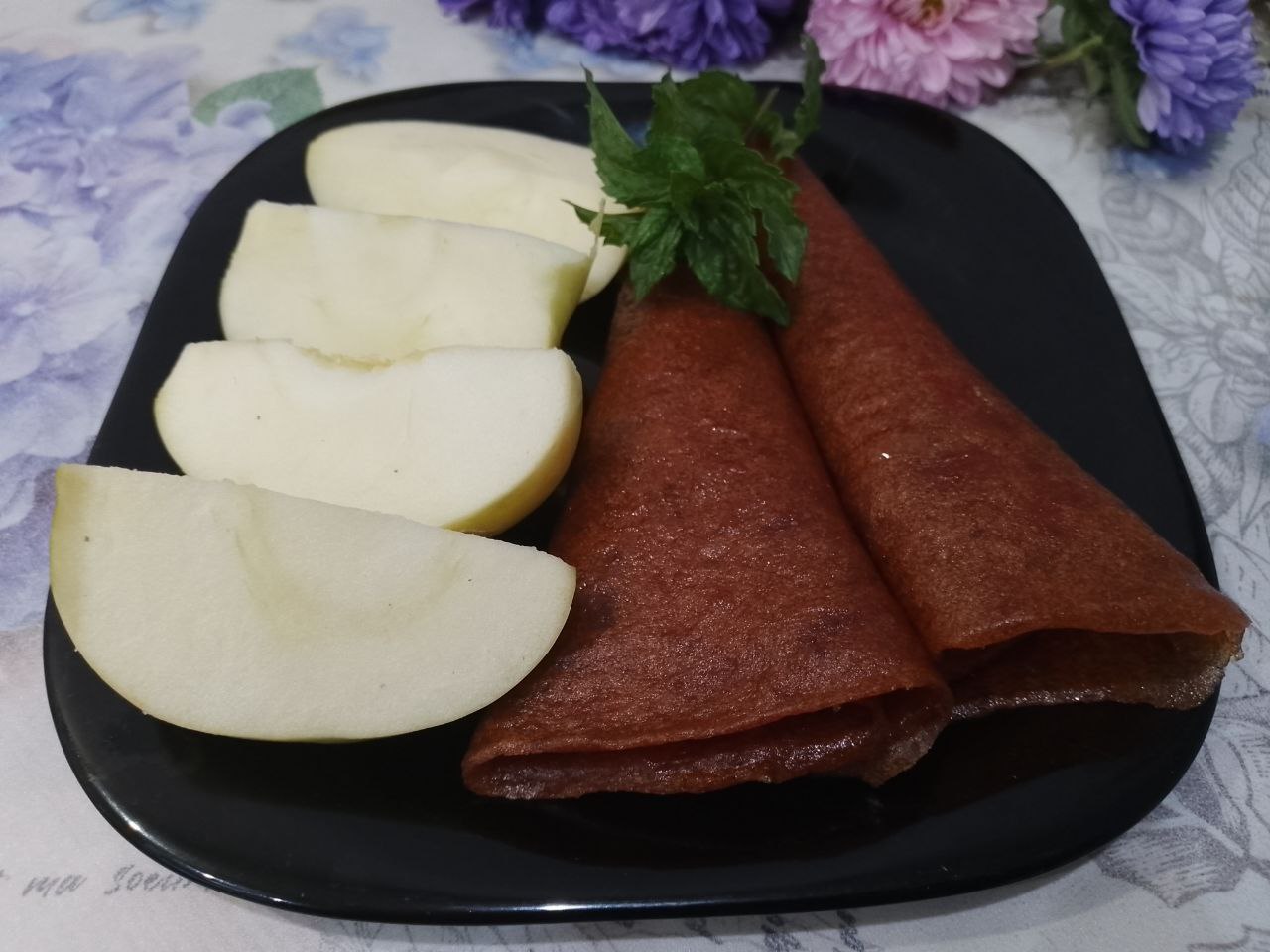Домашняя пастила из яблок и ягод, в электросушилке: Яблоки промываем, очищаем от кожуры и нарезаем ломтиками.