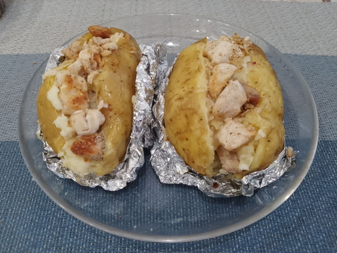 Картошка крошка нежная ароматная и сытная: Выкладываем сверху мясо и тертый сыр и немного заворачиваем в фольгу, но не полностью.