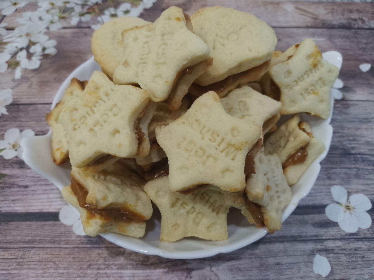 Домашнее печенье из творога и рисовой муки, с начинкой из вареного сгущенного молока