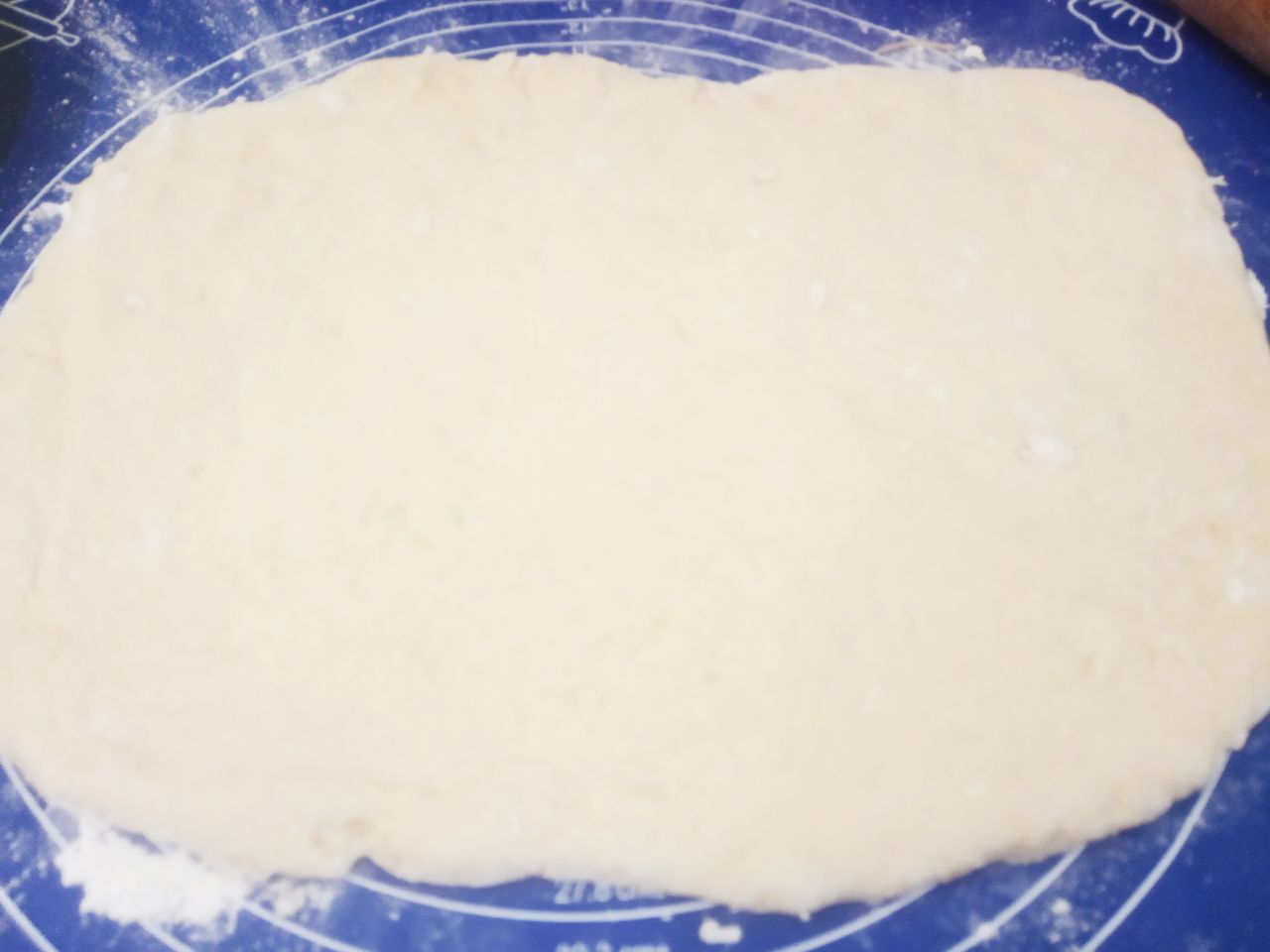 Творожная выпечка на сковороде к чаю, быстро и вкусно: Тесто раскатываем тонким листом, толщиной около 1 см.