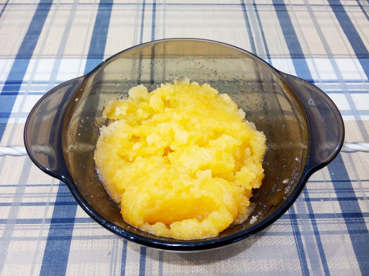 Печенье рулетики к чаю, вкусно и просто: Добавляем к растертым желткам растительное масло и молоко, размешиваем.