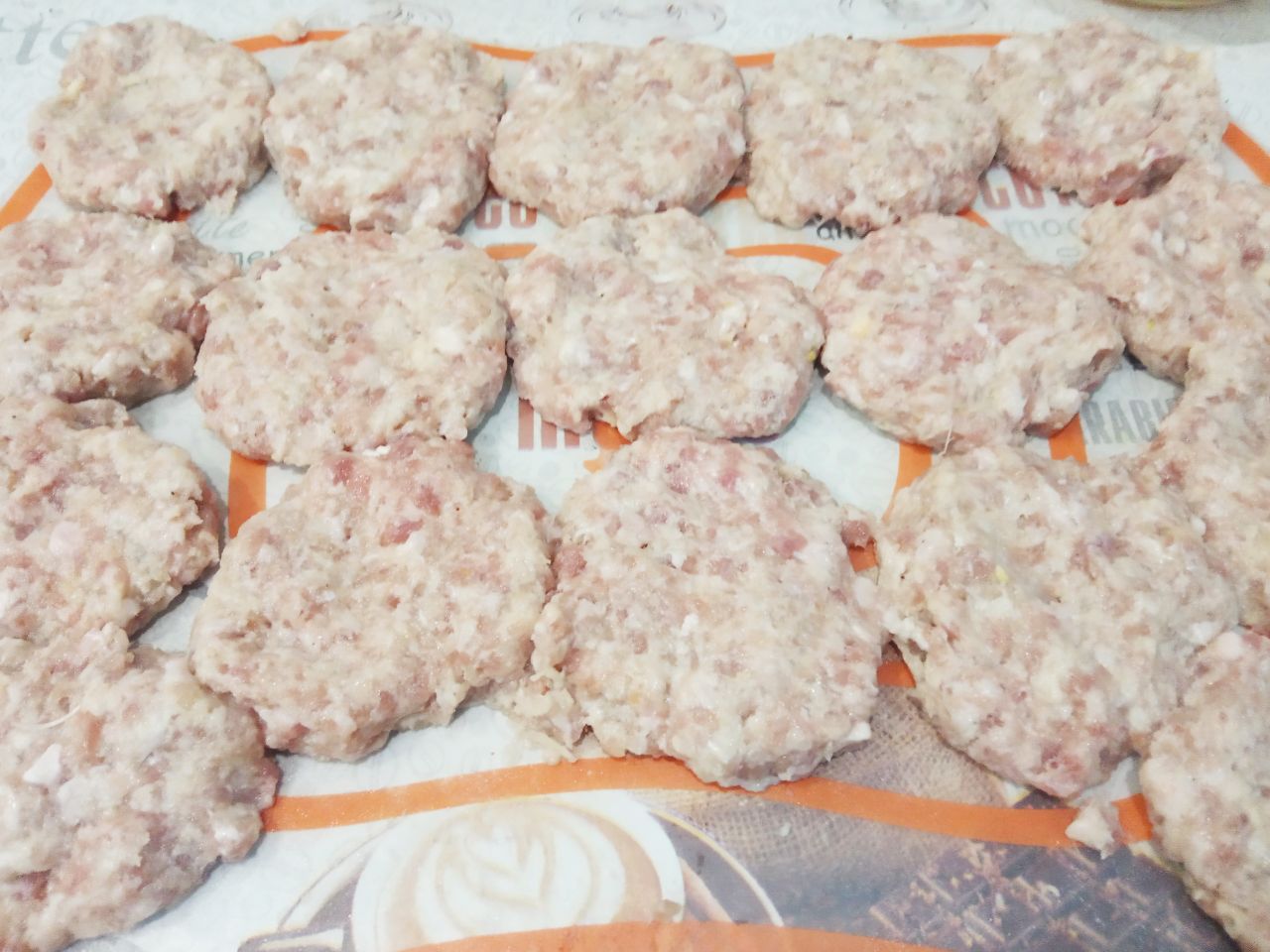 Мясные котлеты или зразы с грибами и сыром, в яичном кляре и сухарях: Разделяем фарш на 20 частей и разравниваем кружочками.
