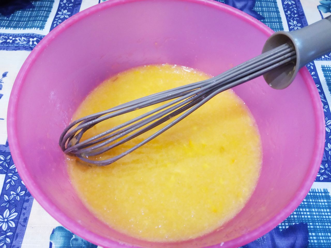 Печенье с джемом и кунжутом подсушенное в духовке: Вливаем растительное масло и хорошо размешиваем.
