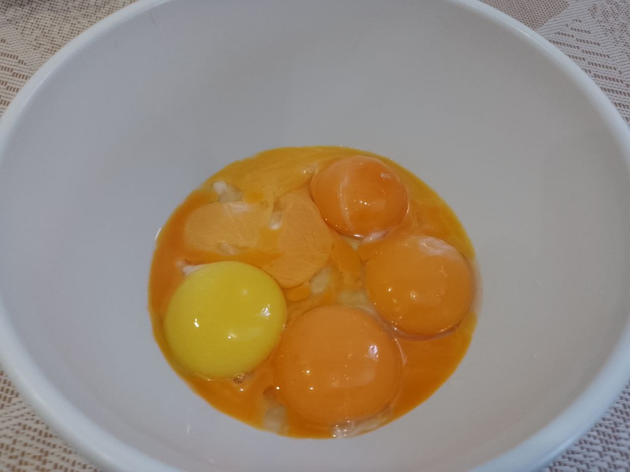 Нежный яичный омлет с сыром, на сковороде: Желтки солим и взбиваем.