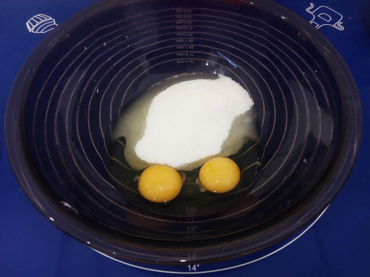 Простой рецепт пряников на кефире с изюмом, просто и вкусно: Яйца разбиваем в чашу, добавляем сахар, ванилин или ванильный сахар и размешиваем венчиком.
