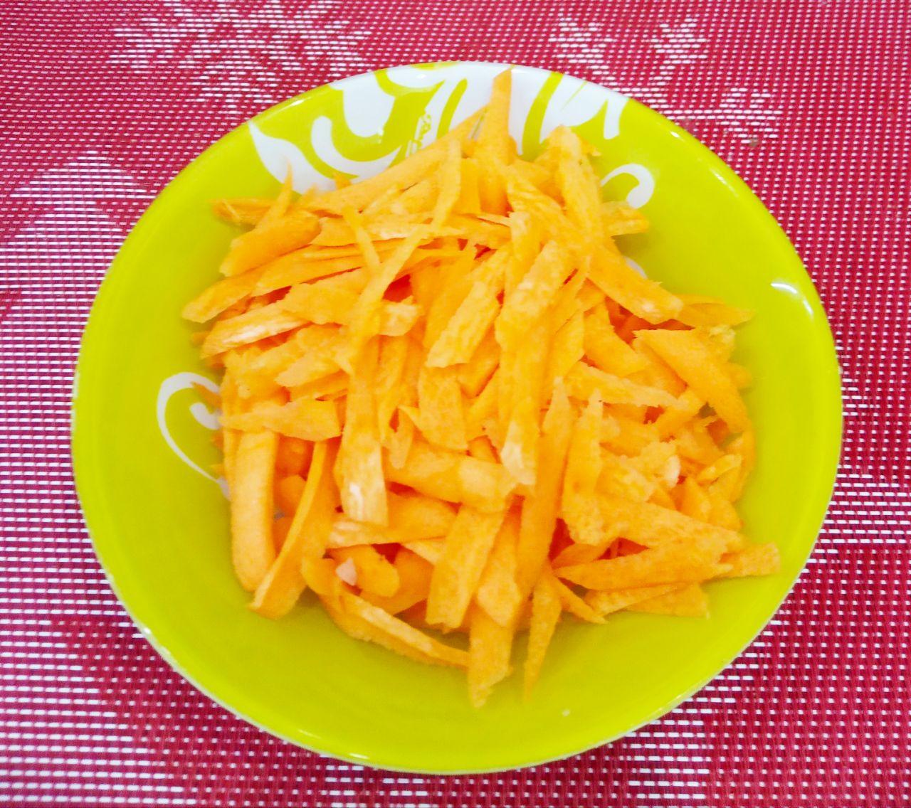 Капуста тушеная с рисом и фаршем: Морковь очищаем от кожуры, промываем и натираем на крупной терке.