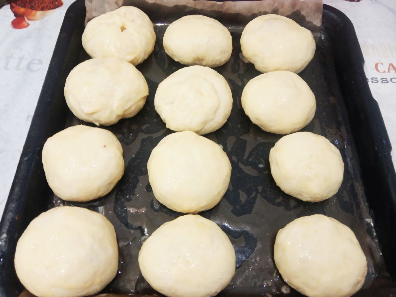 Пирожки из сдобного дрожжевого теста с вишней и клубникой, сочные и аппетитные: Яйцо взбиваем и смазываем пирожки.