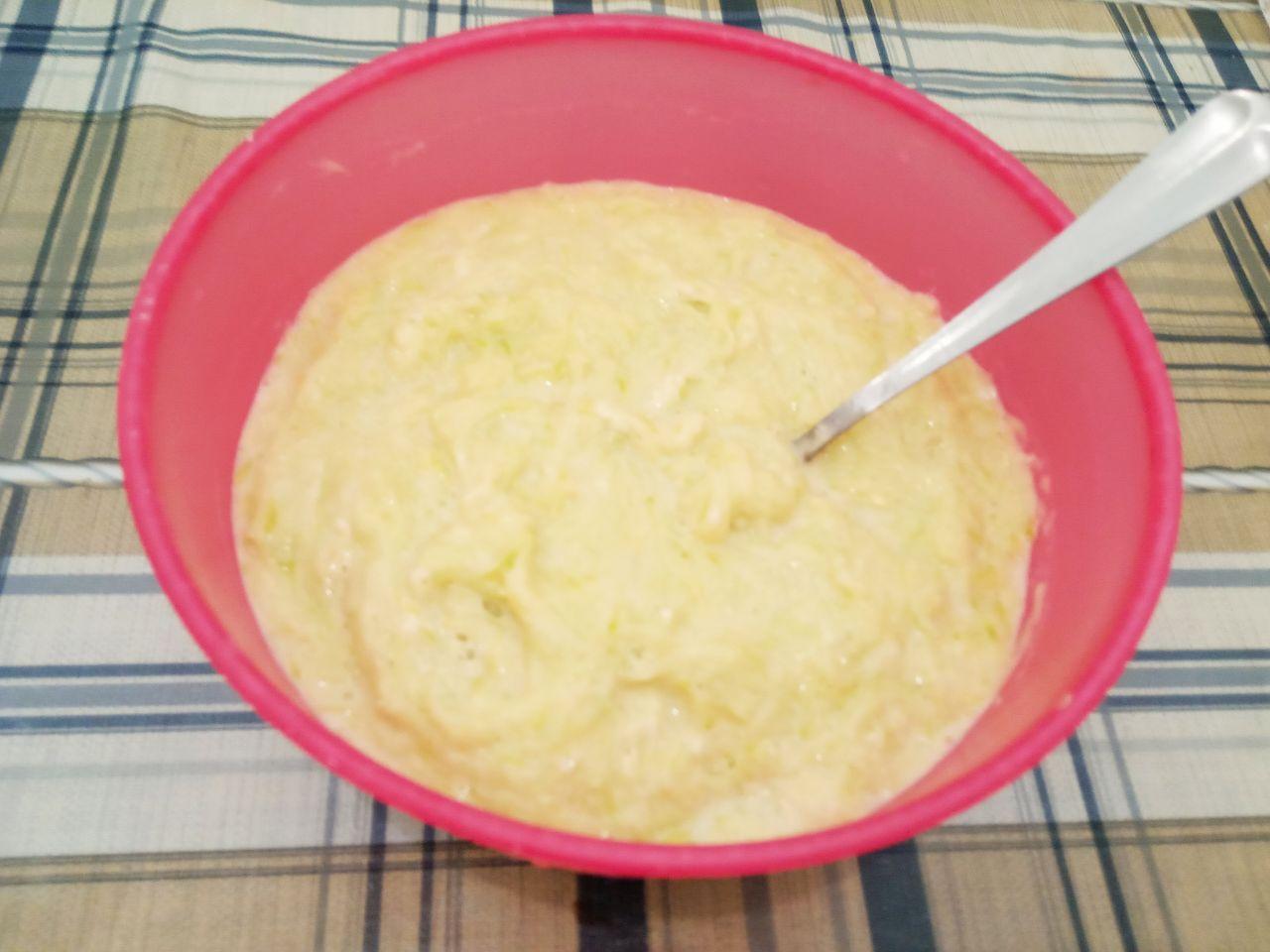 Простой рецепт оладий из кабачков, сытно и вкусно: На разогретую сковородку с подсолнечным маслом, столовой ложкой выкладываем кабачковую массу, разравниваем и