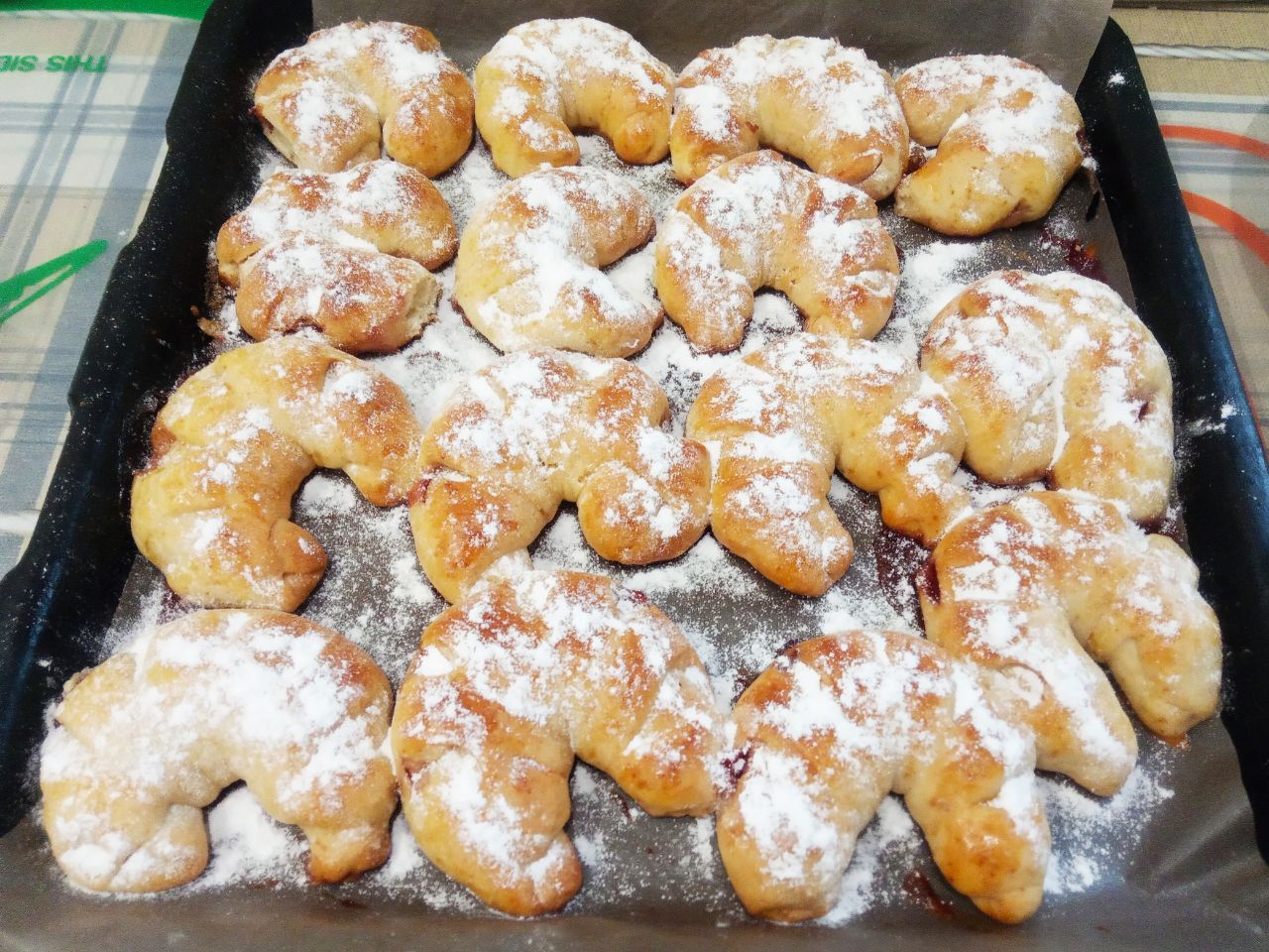 Воздушные и рассыпчатые рогалики с джемом