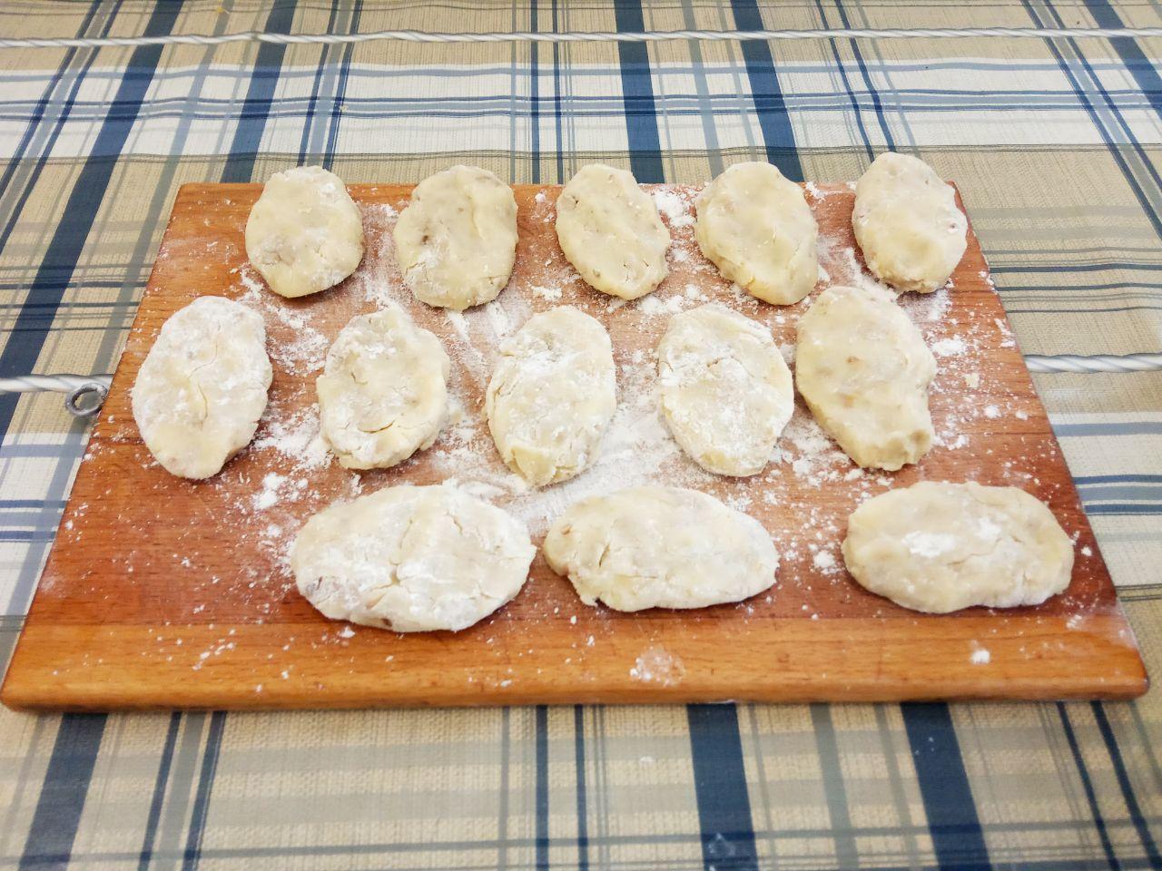 Картофельные котлеты из пюре с фаршем, просто и вкусно: Из котлетной массы формируем небольшие одинаковой формы котлеты, обваливаем в муке или в другой панировке по