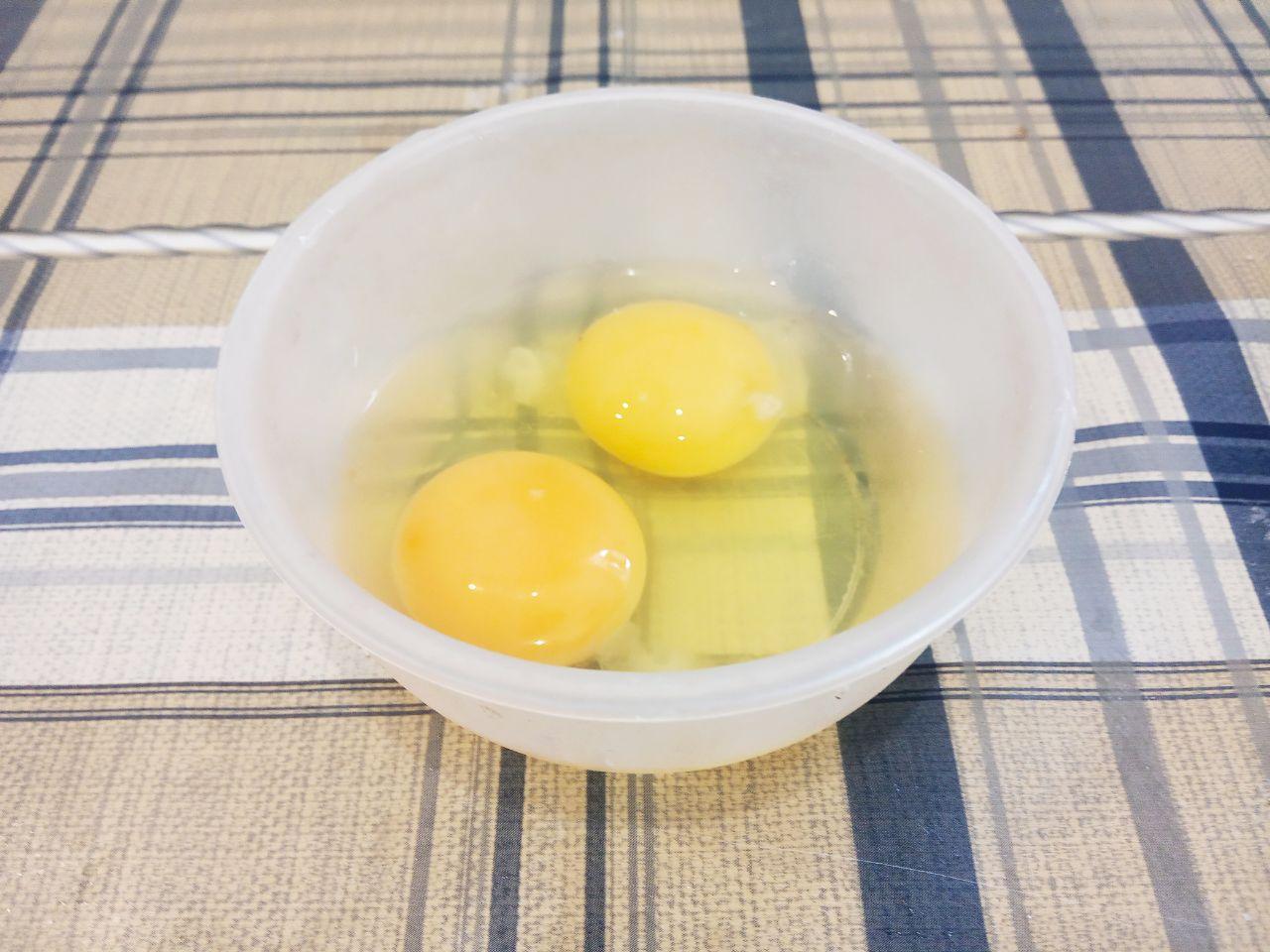 Сосиски в тесте и пампушки в чесночной заливке, вкусно и просто: Яйца разбиваем в чашу, кладем сахар с солью, размешиваем венчиком.