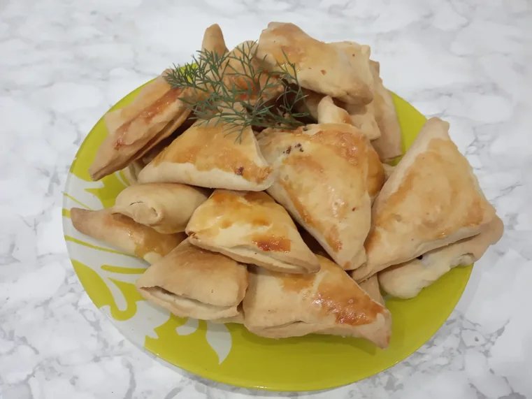 Пирожки с мясом из слоеного теста