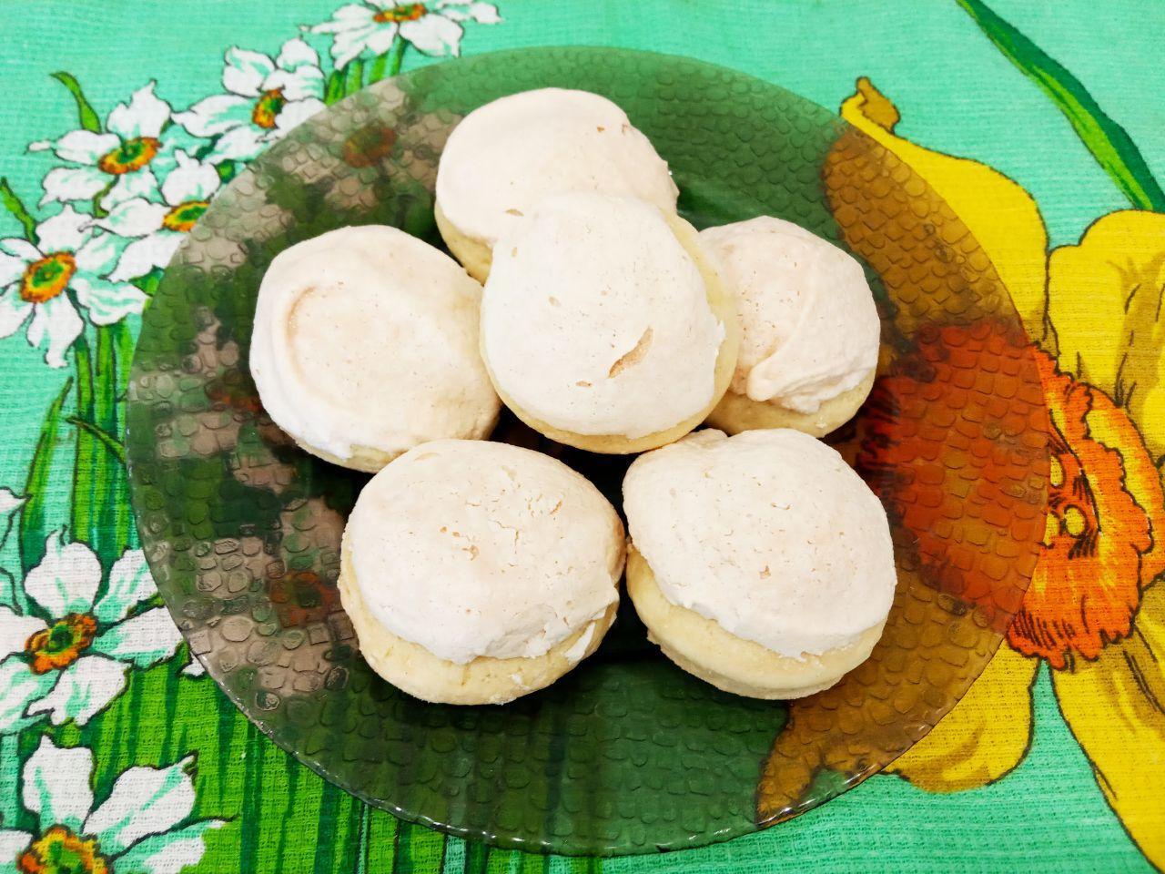 Печенье в белковой глазури