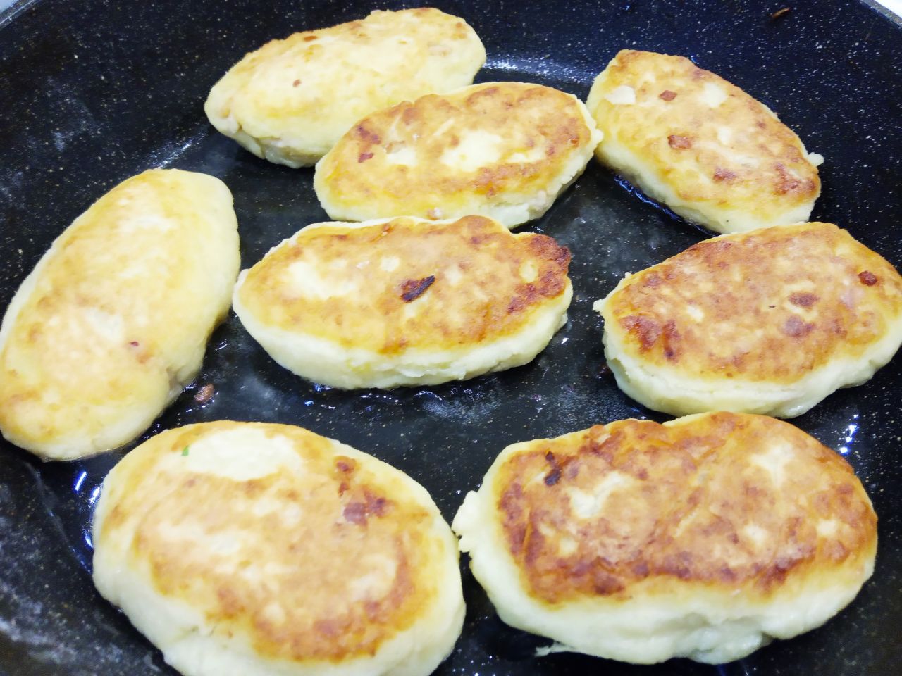 Картофельные пирожки с начинкой из куриного филе и лука: Обжариваем пирожки на небольшом огне до золотистого цвета с двух сторон.