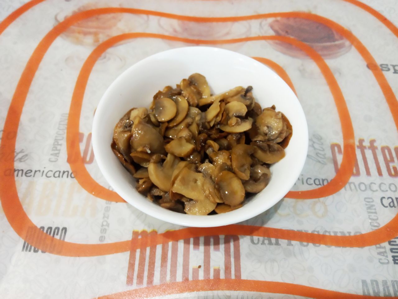 Рулет из свинины с грибами, запеченный в рукаве, вкусный и аппетитный: Разогреваем сковороду с растительным маслом, кладем ломтики грибов, солим по вкусу и обжариваем грибы до