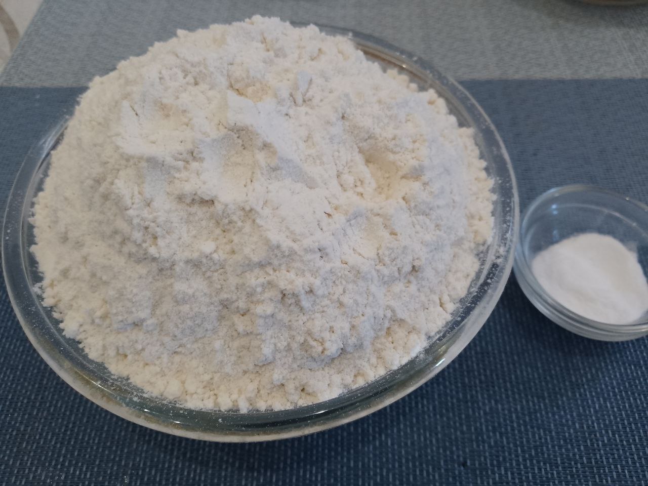 Творожный пирог с яблочной начинкой и штрейзельной крошкой: Муку смешиваем с разрыхлителем для теста и просеиваем через сито.