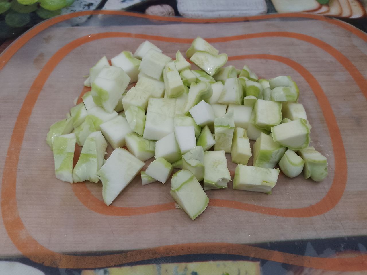 Тушеные баклажаны с помидорами и овощами, вкусно и полезно: Патиссоны промываем, очищаем, отрезаем плодоножки и разрезаем кубиками.