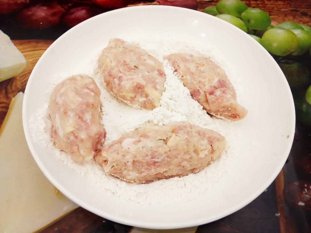 Домашние котлеты из фарша, пюре и сыра, вкусные и сытные: Котлеты обваливаем в панировочных сухарях или муке.