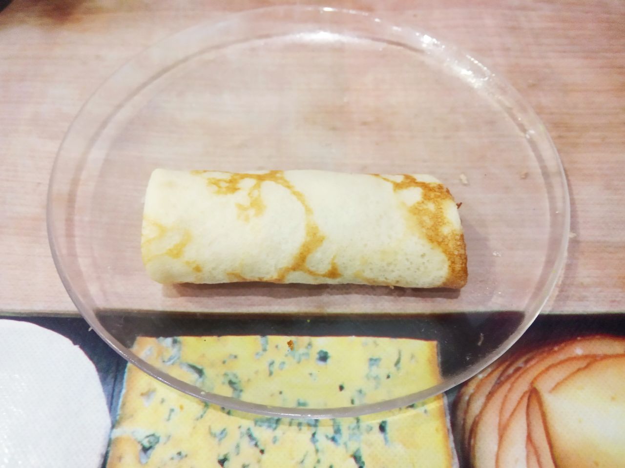 Блинчики с мясом и сыром, запеченные в духовке: На один край блина кладем начинку, закрываем начинку с двух сторон, потом с одной стороны и заворачиваем.