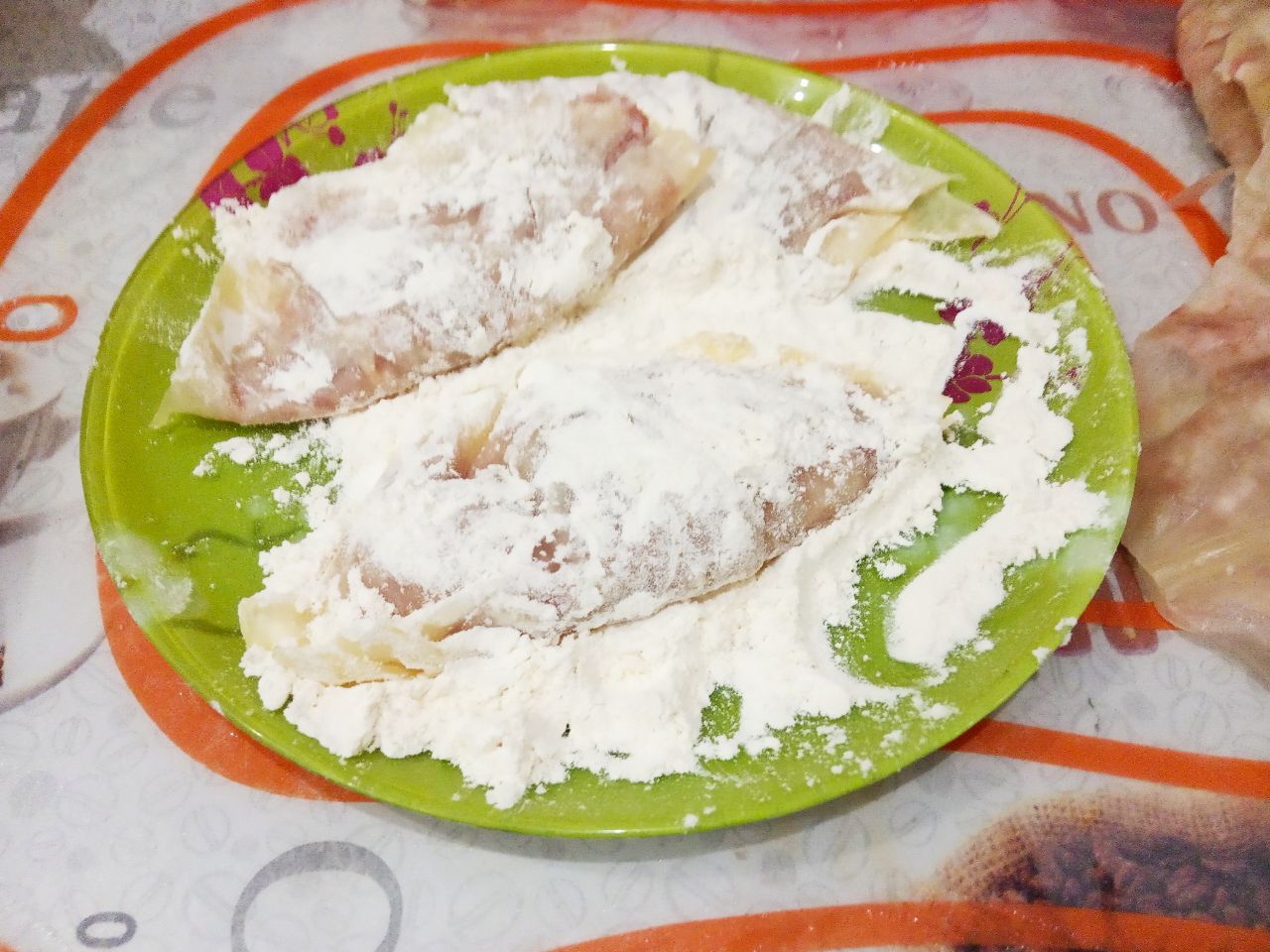 Голубцы из капусты и фарша, в кляре, жареные на сковороде, сытно и вкусно: Сковороду разогреваем с растительным маслом. В тарелку насыпаем муку и обваливаем голубцы.