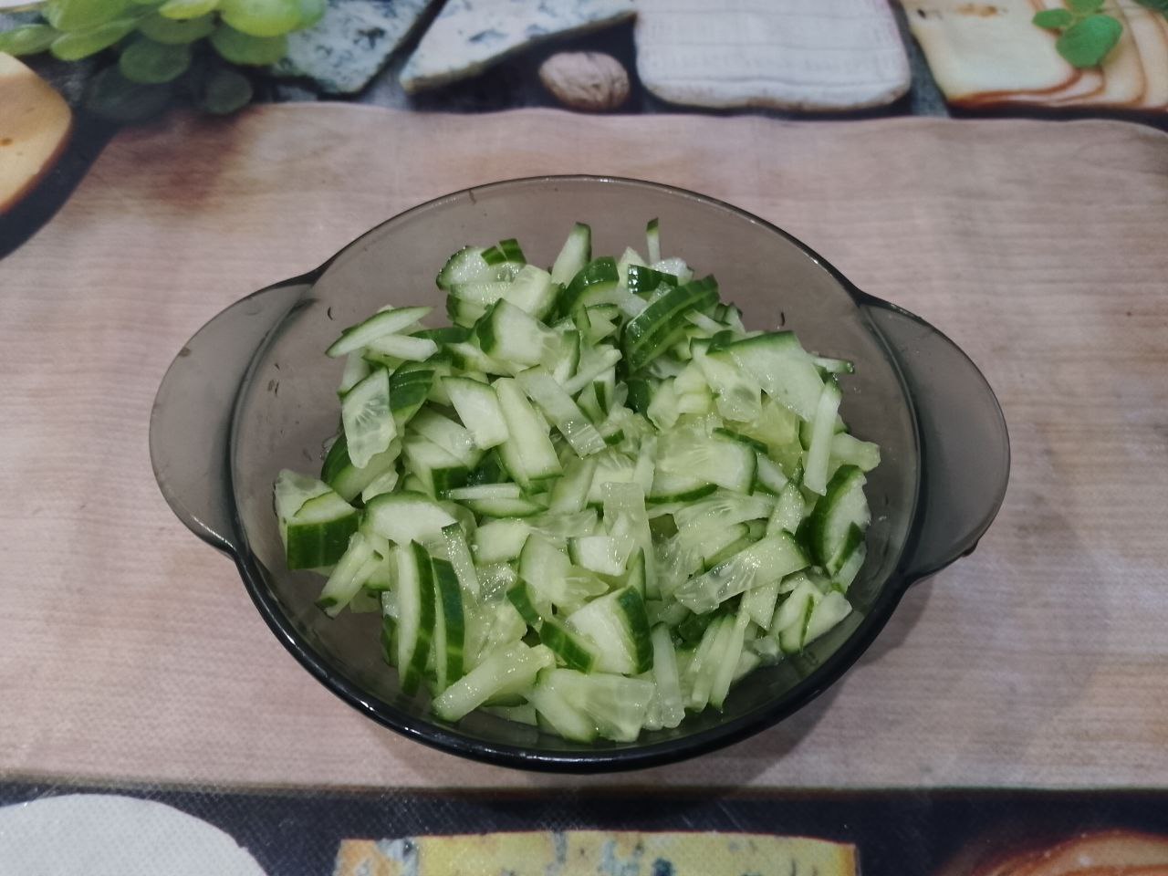 Салат вкусный, сытный и аппетитный, просто и быстро: Свежие огурцы если небольшие можно добавить шт. Огурцы промываем, отрезаем плодоножки и нарезаем тонкими
