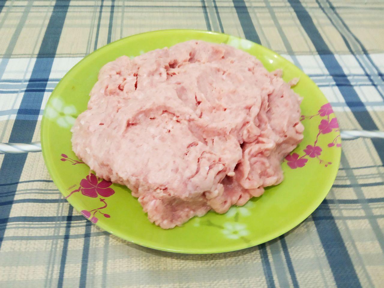 Котлеты мясные с баклажанами: Мясо любое промываем и просушиваем. Разрезаем на небольшие кусочки и пропускаем через мясорубке.