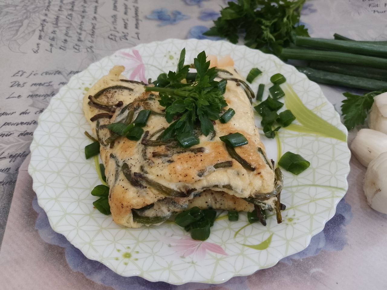 Чесночные стрелки с яйцами и острым перцем