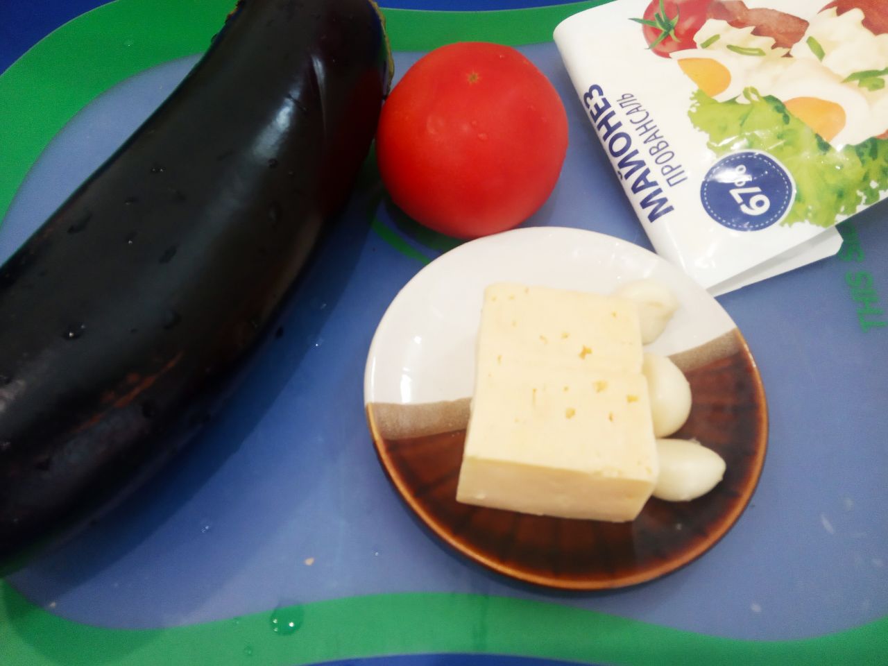 Баклажаны с помидорами и сыром, запеченные в духовке