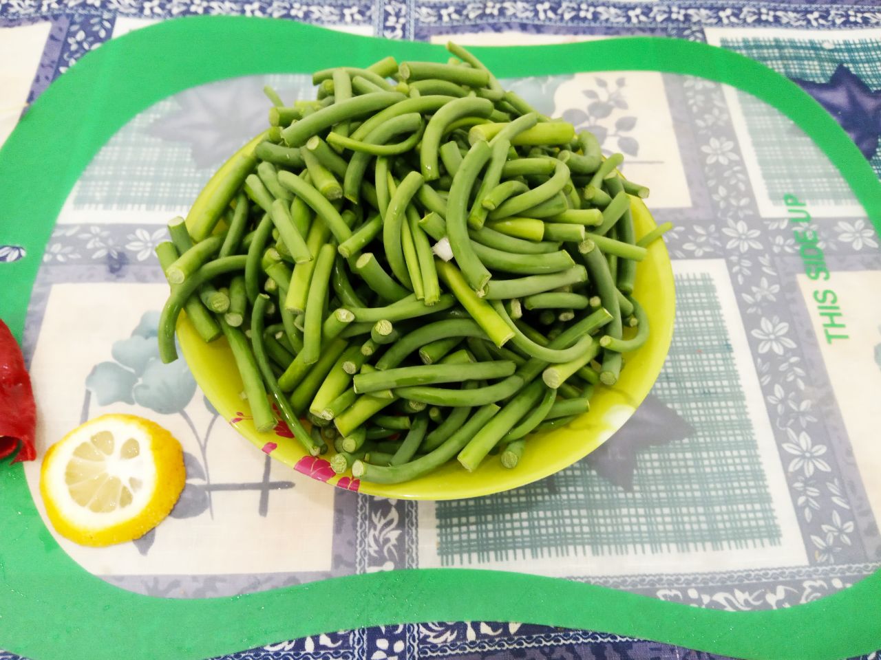 Острые чесночные стрелки жареные с луком и морковью: Пожелтевшую часть чесночных стрелок отрезаем. Стрелки промываем холодной водой, просушиваем и разрезаем на