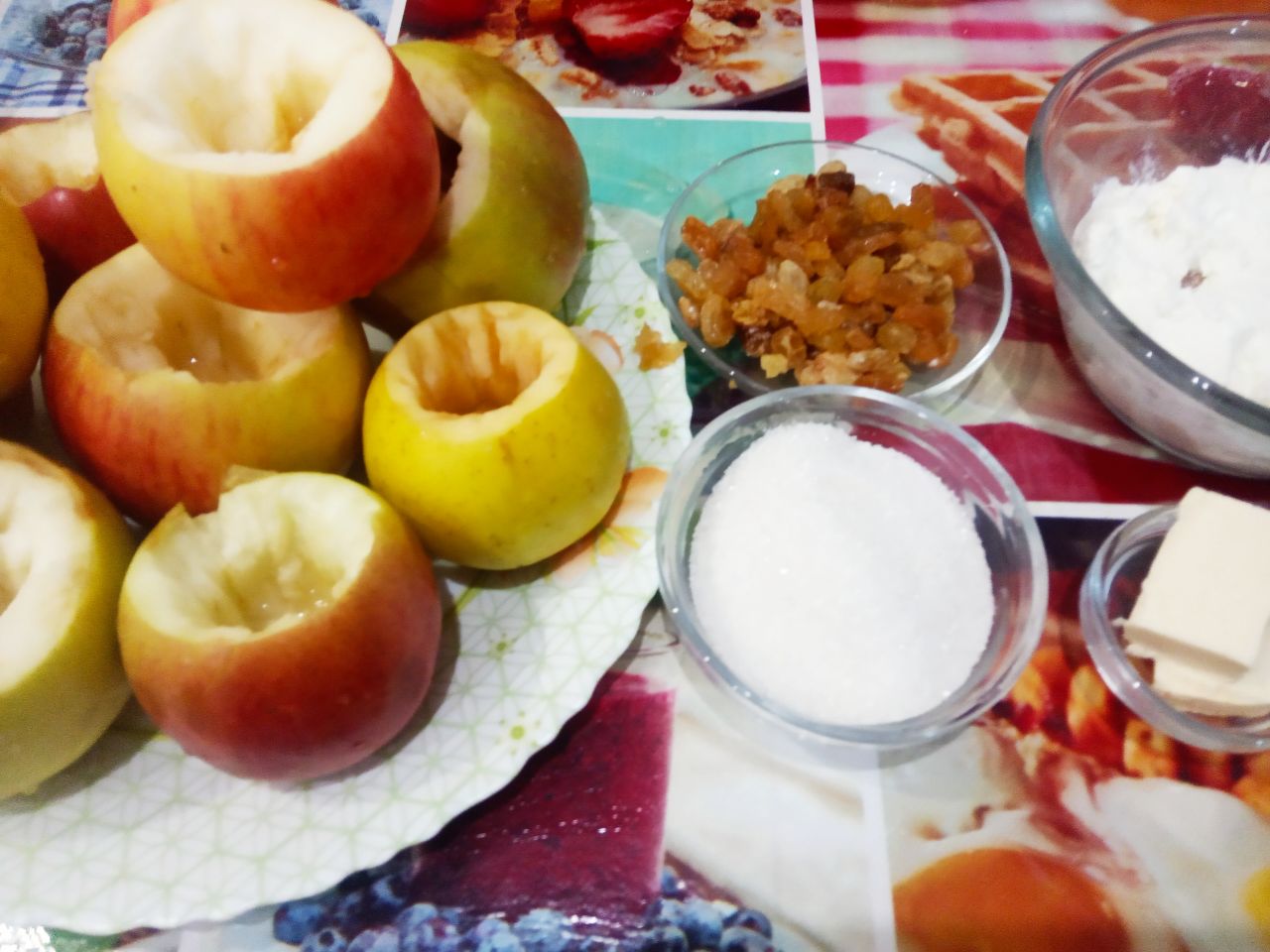 Вкусный десерт из яблок с творогом и изюмом, запеченных в духовке